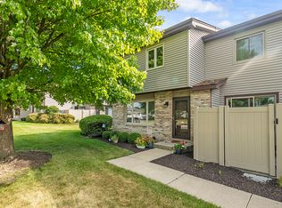 1032 Schoolgate Rd, New Lenox, IL 60451