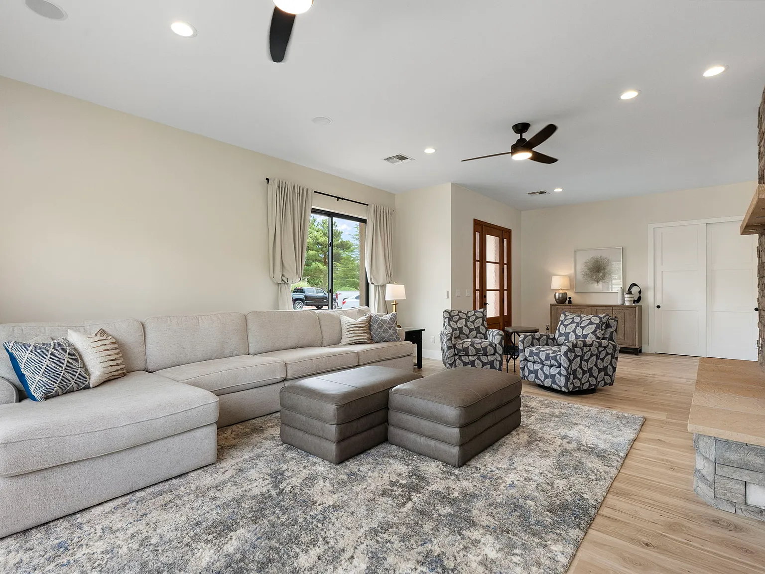 4 bed, 2700 sqft, $4,900 — Photo 3