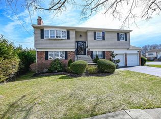 7 Cherry Dr E, Plainview, NY 11803