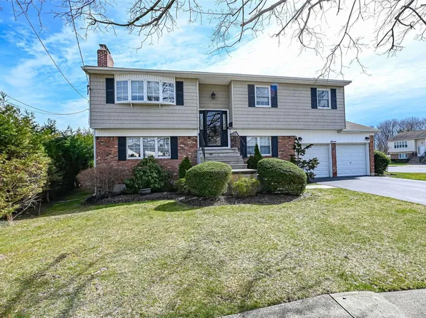 7 Cherry Drive E, Plainview, NY 11803