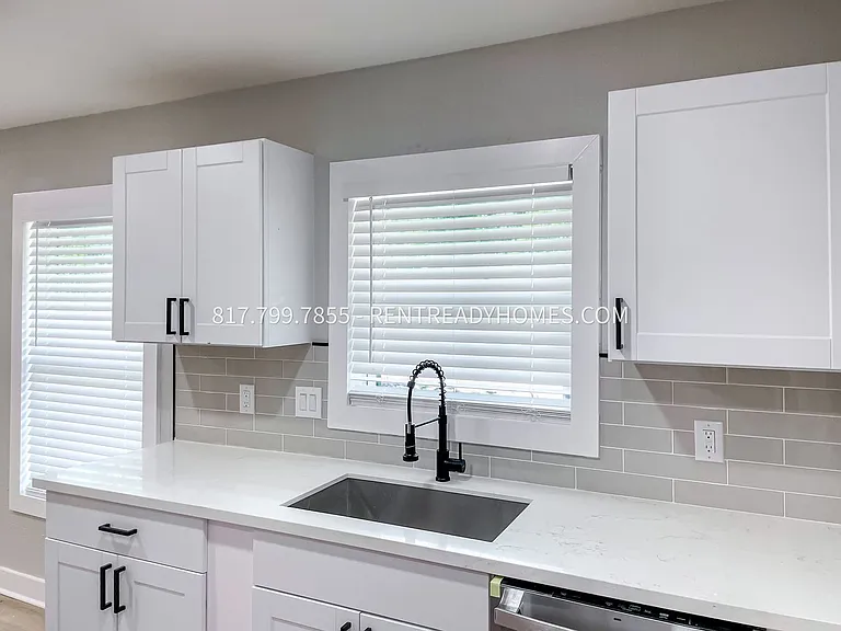 8112 Barkley St — Photo 5