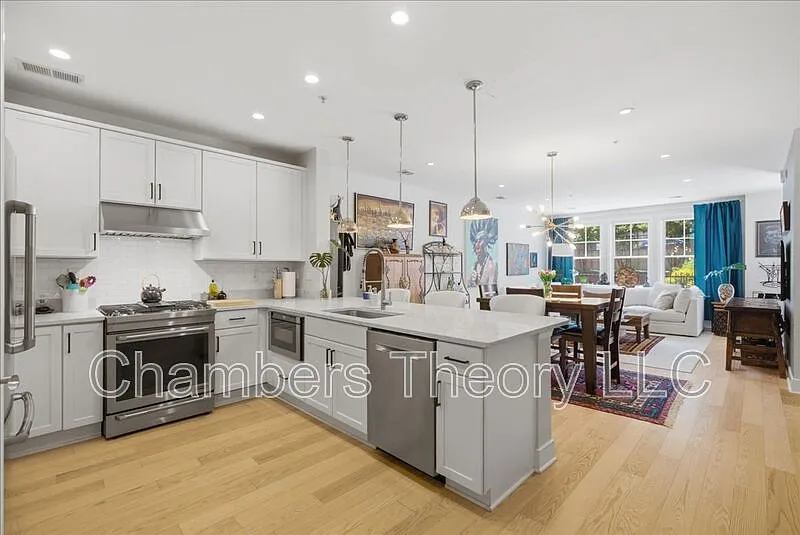 1418 N Rhodes St — Photo 2