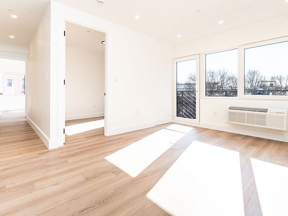 4th image of 28 Spencer Pl #3C