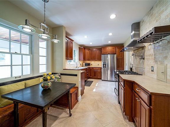 3rd image of 17414 Lomond Blvd