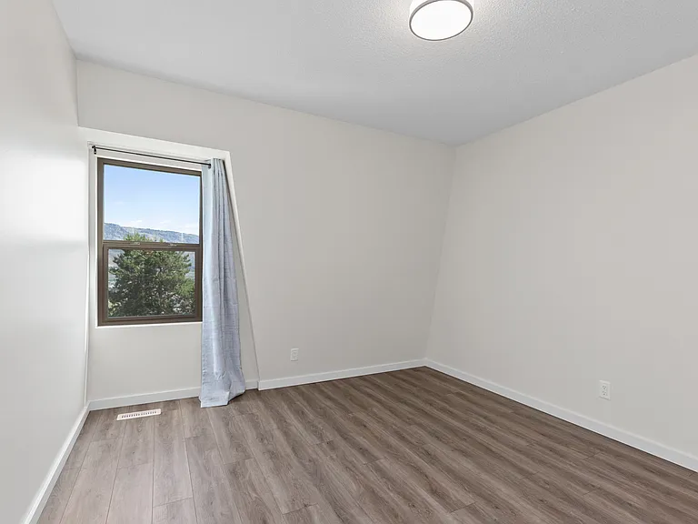 380 Pemberton Ter — Photo 10