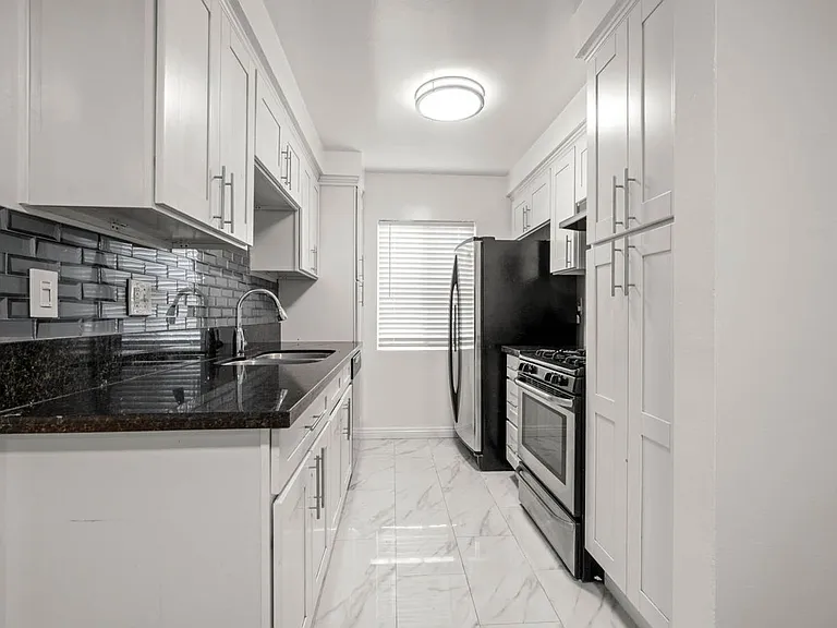 607 N Flores St — Photo 4