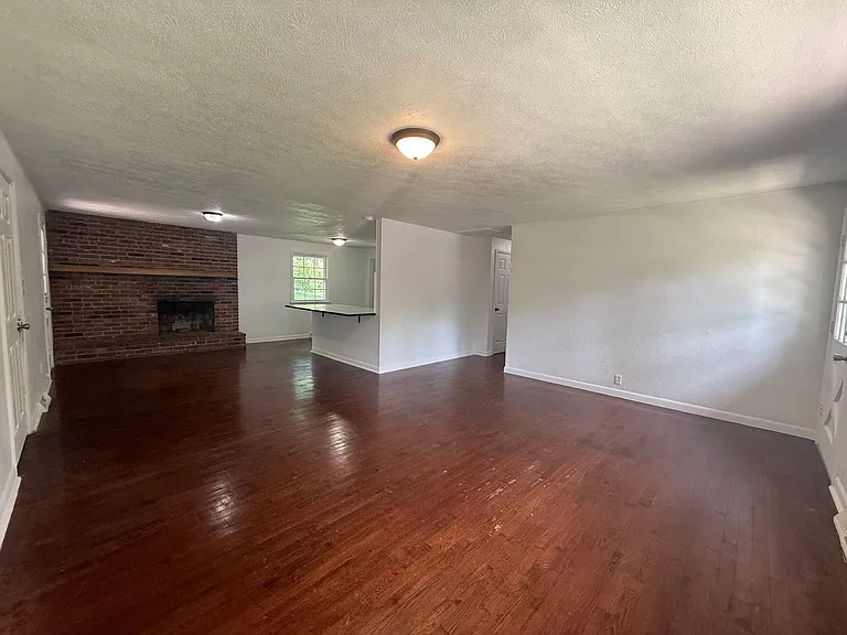 844 W Valley Ct — Photo 3