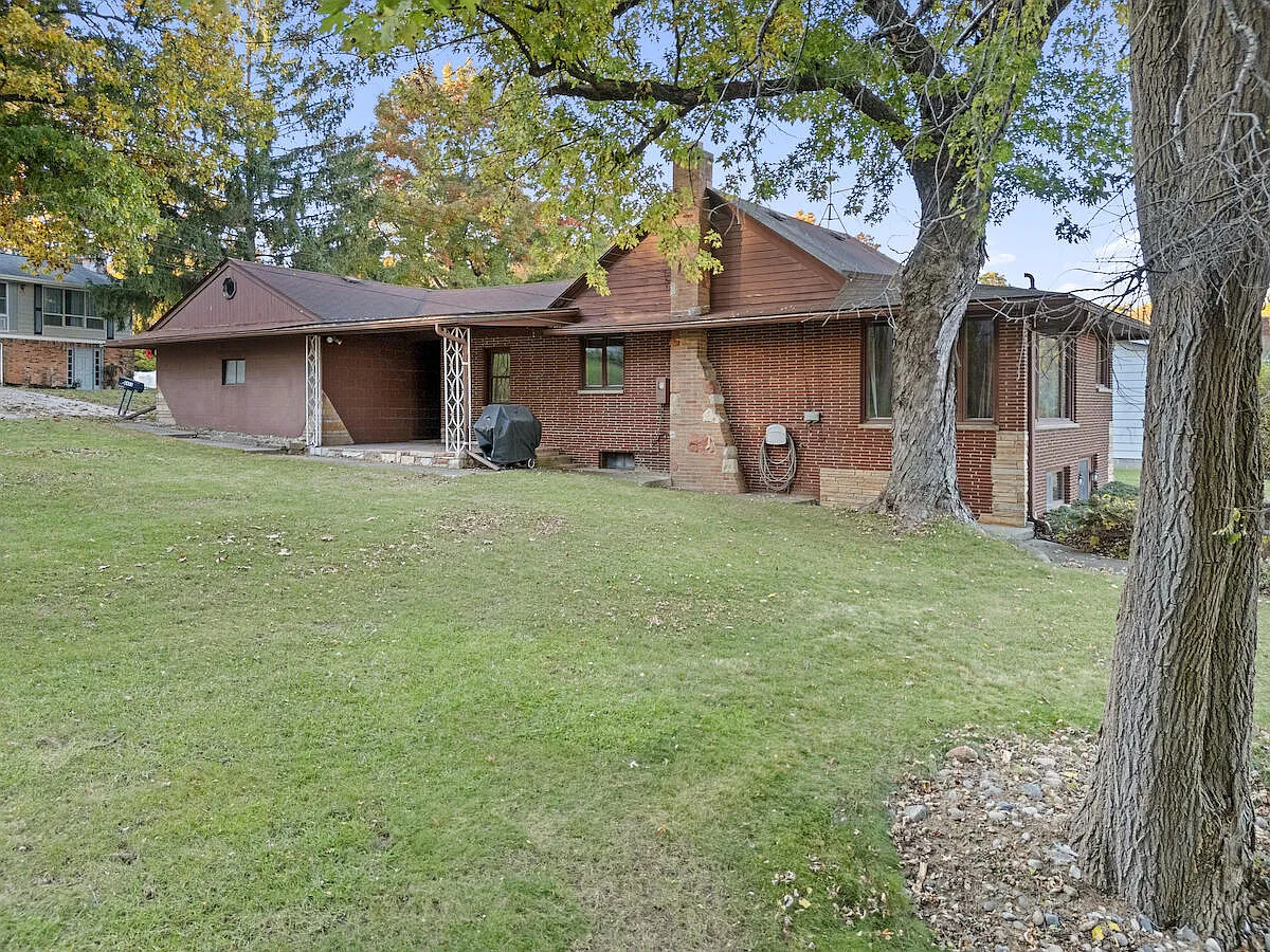 8071 Halfway Dr photo 1