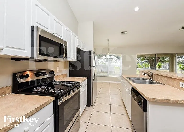 1211 NW 12th Pl — Photo 3