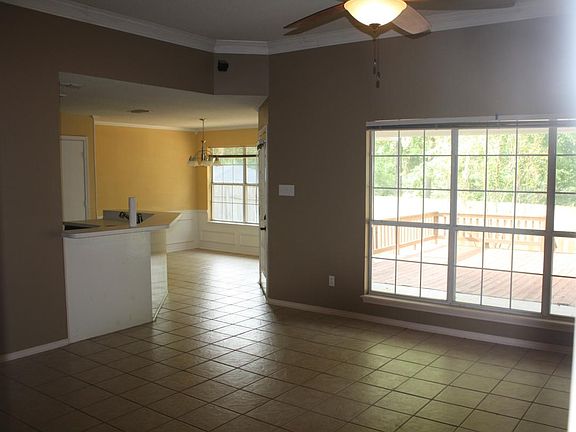 Living area & breakfast nook