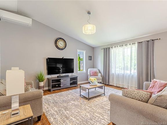 4th image of 86 Rebecca Dr