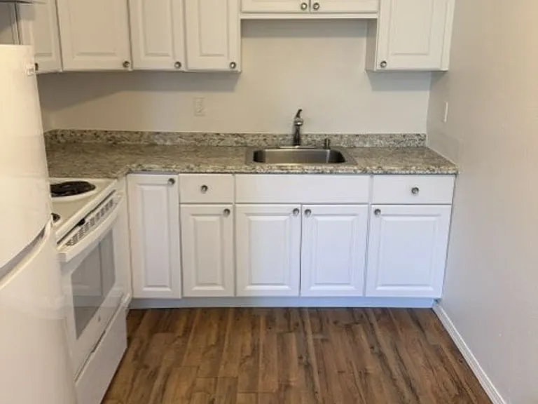 301 Apartments — Photo 32