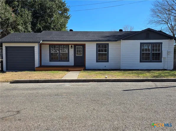 116 E 14th St, Shiner, TX 77984