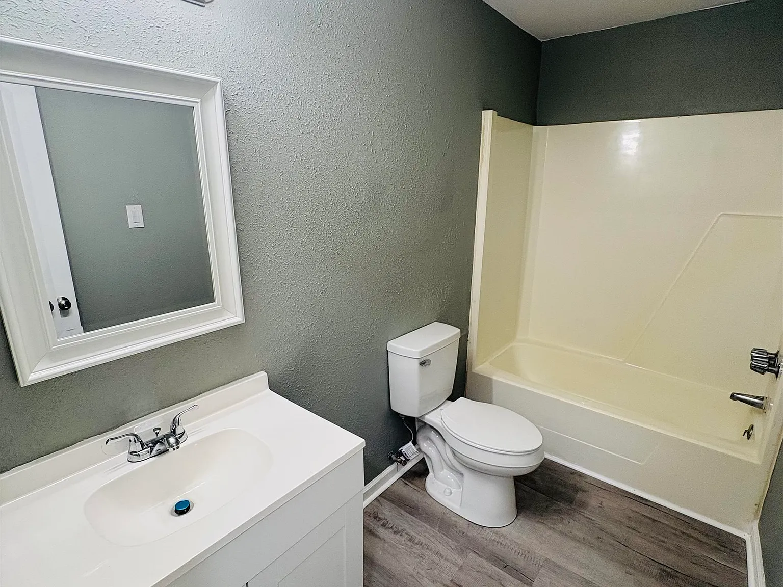 2 bed, 775 sqft, $1,200 — Photo 3