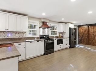 218 Heatherstone Rd, Amherst, MA 01002