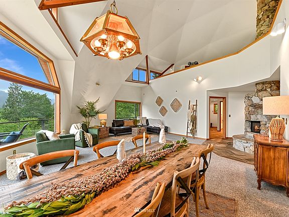 Main living area (or lobby?) in dome has unobstructed views.>