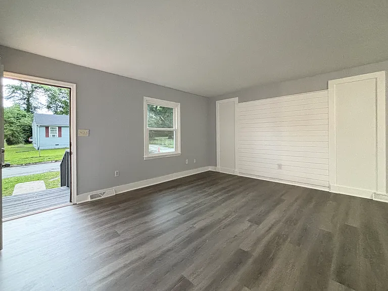 1226 Montgomery Ave — Photo 2