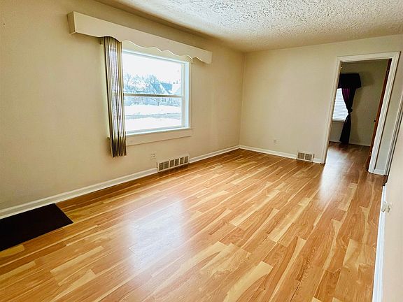 3rd image of 710 Sheridan Dr