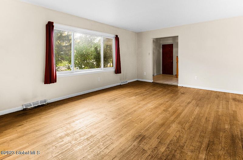 4th image of 27 Sparrowbush Rd. S
