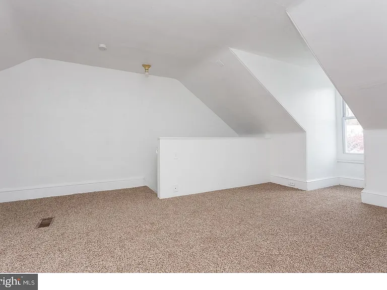 849 Queen St — Photo 11