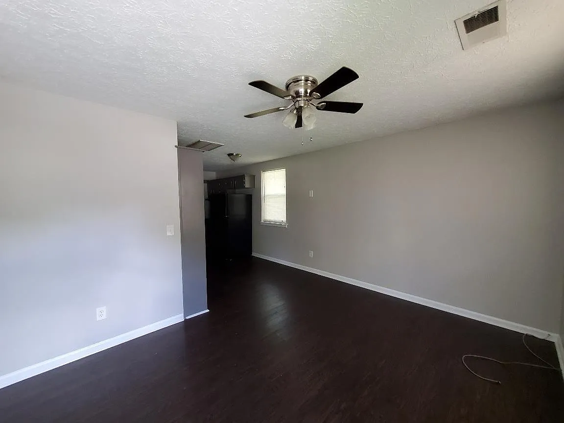 2 bed, 1.0 bath, 700 sqft, $1,095 — Photo 2