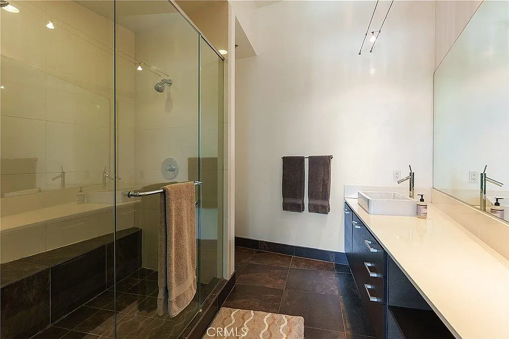 2 bed, 1290 sqft, $5,400 — Photo 1