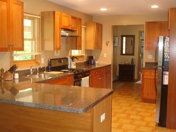 Awesome Kitchen w/cherry cabinets, stainless steel appliances