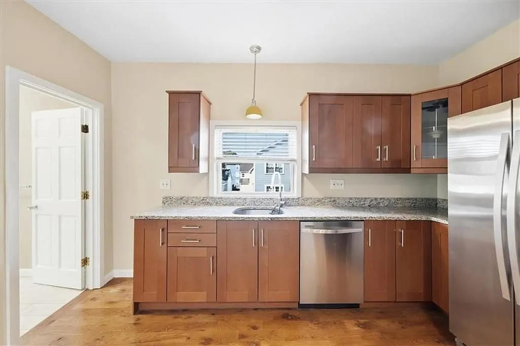 2 bed, 1.0 bath, 900 sqft, $2,000 — Photo 4