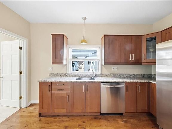 4th image of 81 Jenkins St