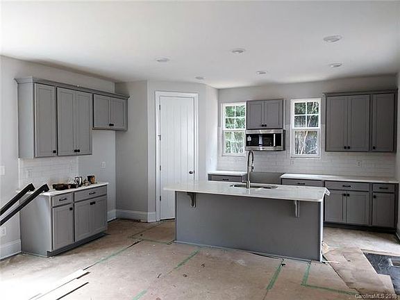 4th image of 218 Faires Ave