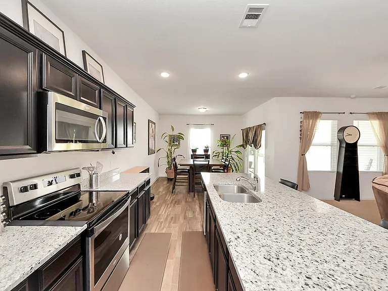 1024 Banyon Tree Ln — Photo 8