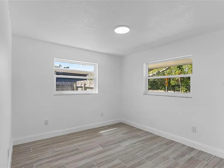 8201 Riverside Dr NE — Photo 10