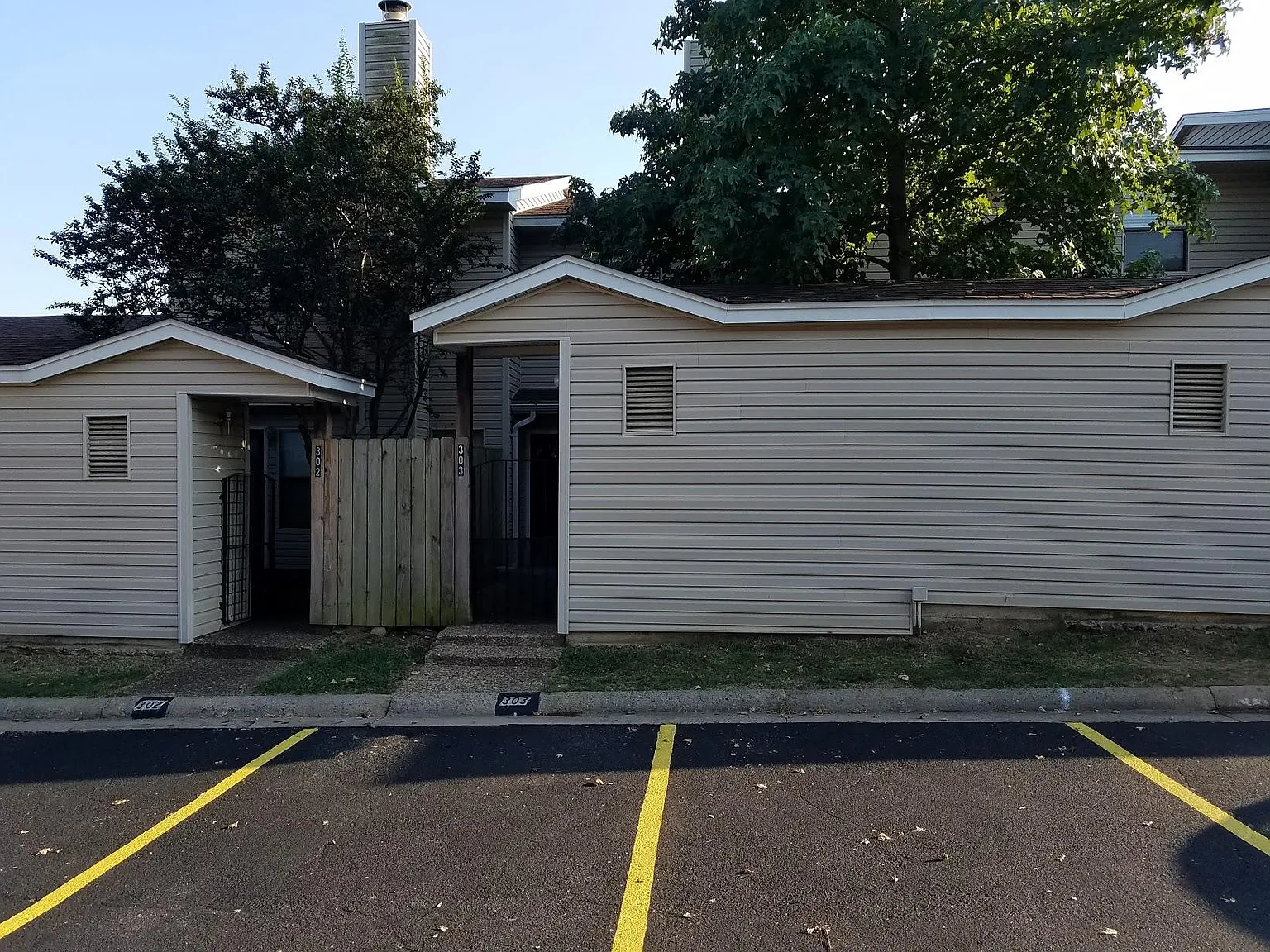 2 bed, 1.5 bath, 870 sqft, $1,100 — Photo 2