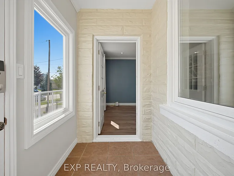 1052 Alexandra Ave — Photo 3