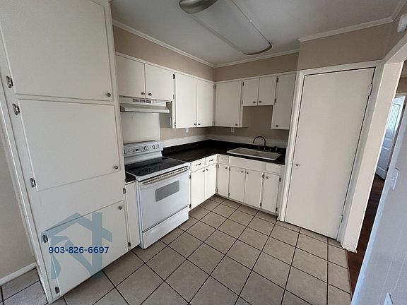 2nd image of 804 Parkview Dr