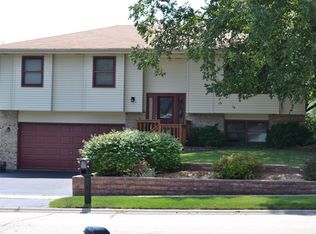 558 Barbary Ln, Woodstock, IL 60098