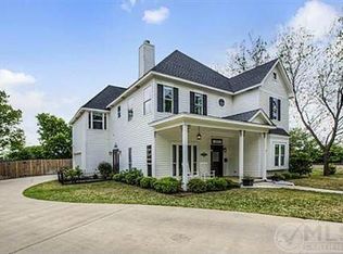 621 Austin St, Grapevine, TX 76051