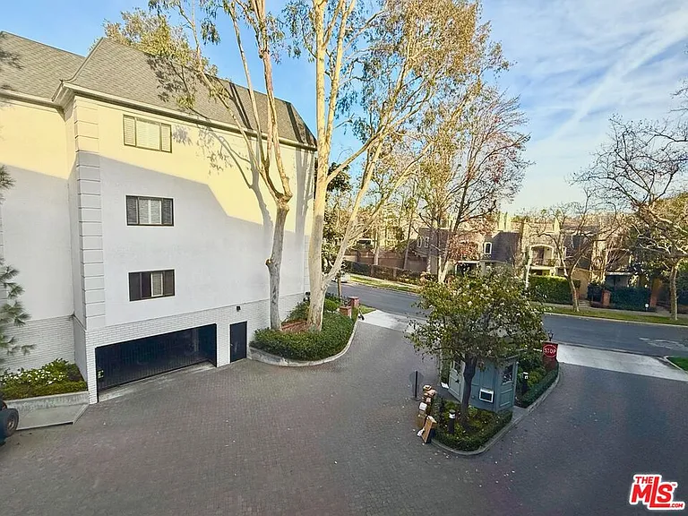 637 Wilcox Ave #2D — Photo 23