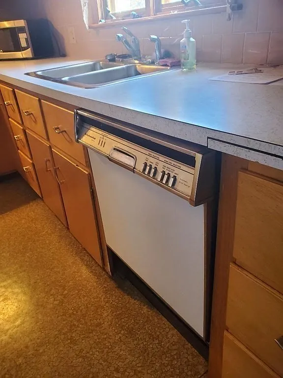 3 bed, 1300 sqft, $2,100 — Photo 3