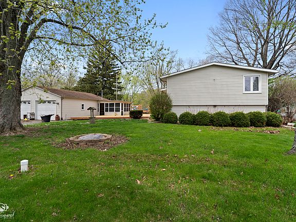 3rd image of 151 S Oak Acre Dr