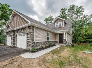 5883 Scenic Bluff Dr, Brighton, MI 48116