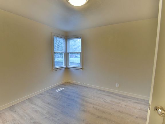 4th image of 5522 NE 193rd St