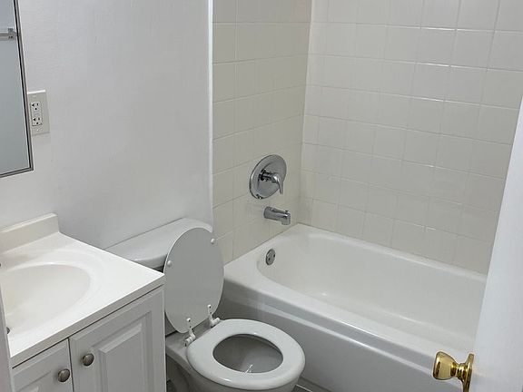 4th image of 230 Bay St APT 5