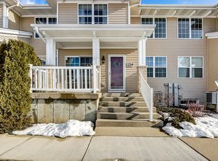 1214 Walnut Glen Dr, Crystal Lake, IL 60014