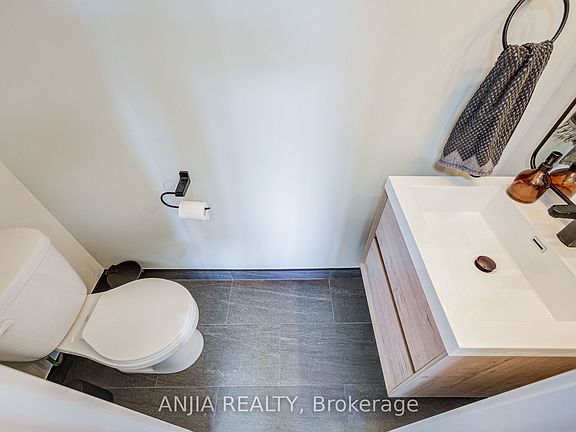 3rd image of 10 Westmeath Ln #2210