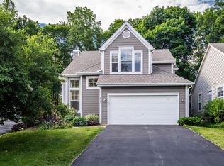 812 Viewpointe Dr, St Charles, IL 60174