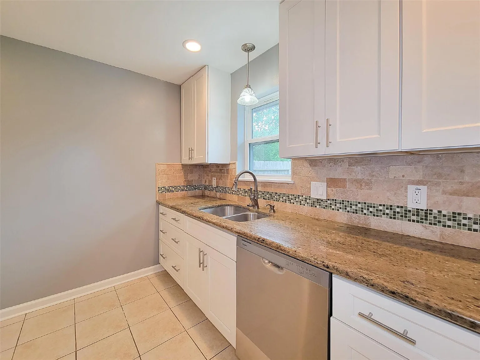 3 bed, 2.0 bath, 1441 sqft, $1,900 — Photo 4