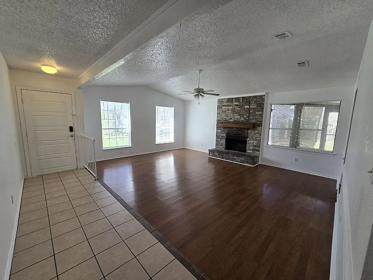 2509 Hollydale Dr — Photo 3