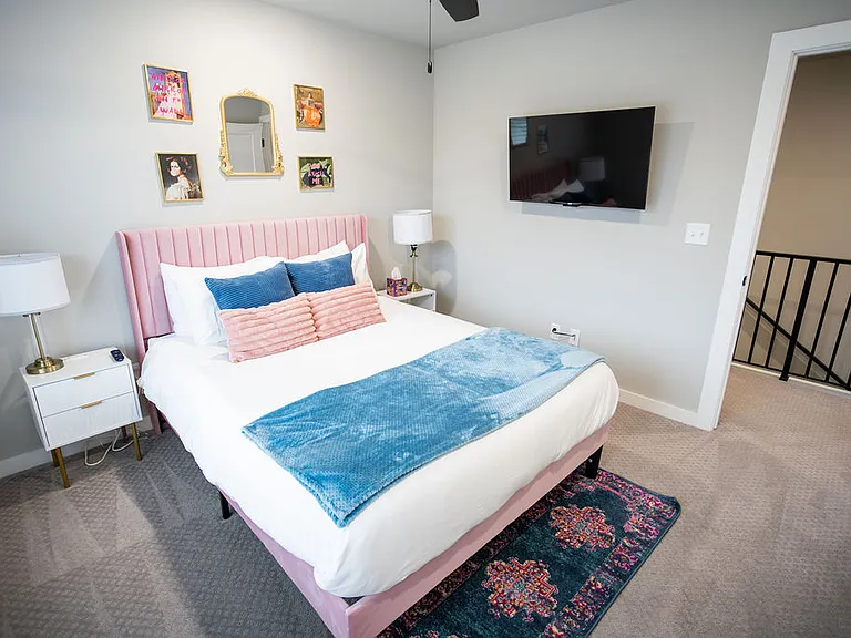 2nd bedroom (upstairs) has a queen sized bed and tv