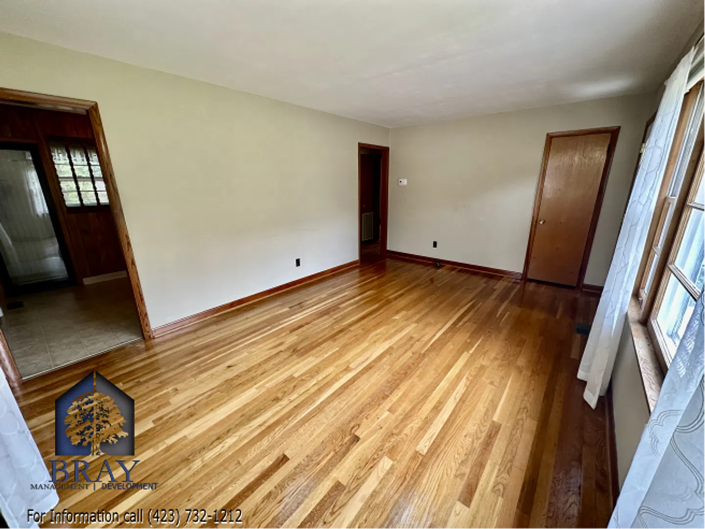 Large basement and huge yard! Centrally located! — Photo 3